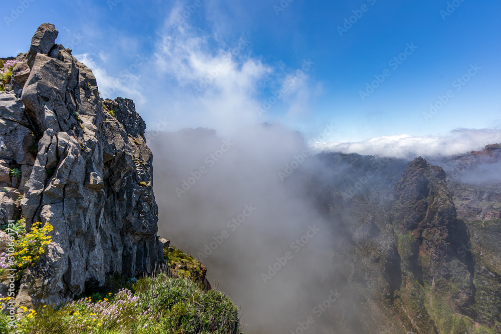 Krajobraz Madery - szlak na Pico Ruivo - obrazy, fototapety, plakaty 