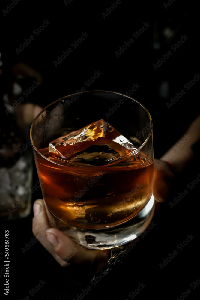 Whisky con hielo cuadrado
