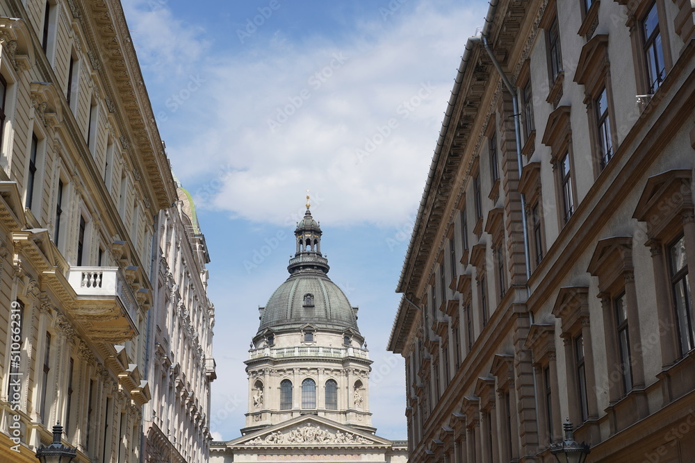 Blick durch eine Straßenschlucht auf die St.-Stephans-Basilika in Budapest