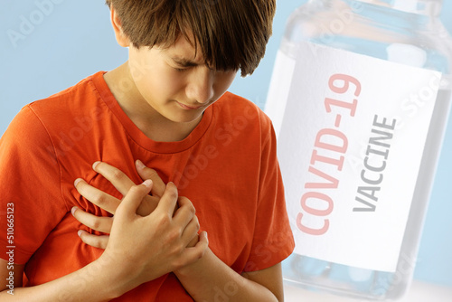 Foto Teen nature boy suffering from chest pain side effect of covid-19 vaccinated
