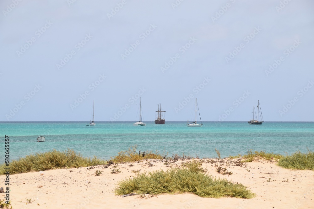 Fischerboote und Schiffe an der Küste von Boa Vista / Fishing boats and ships on the Boa Vista coast Fischerboote und Schiffe an der Küste von Boa Vista / Fishing boats and ships on the Boa Vista coast