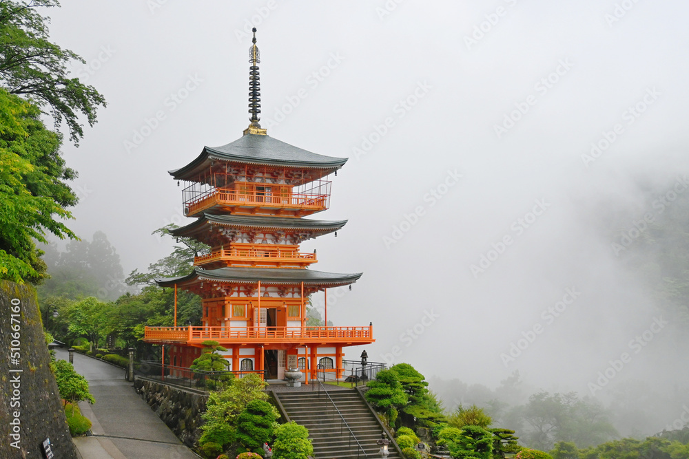 和歌山県の霧に包まれた世界遺産青岸渡寺の三重塔 和歌山県の霧に包まれた世界遺産青岸渡寺の三重塔