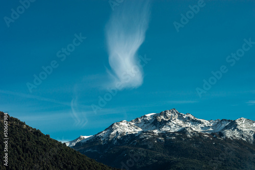 Obraz na płótnie Snowy mountain summit with strange cloud formation w salonie
