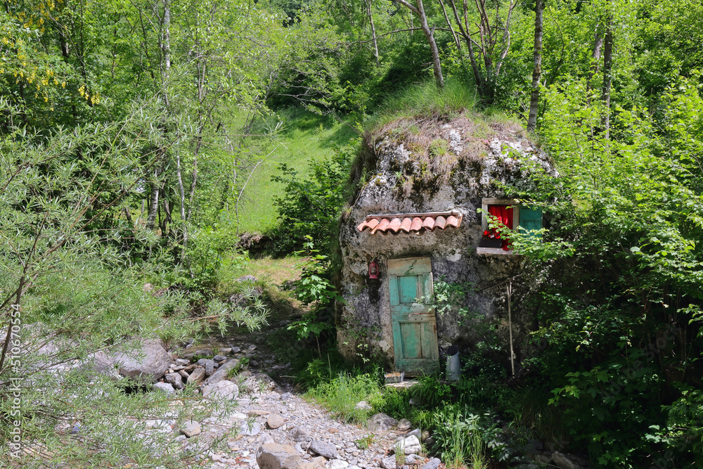 Φωτογραφία casa nel bosco di pasturo in italia, house in the wood of pasturo village in ita