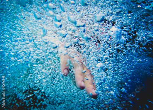 Fotografia Hand taucht in Wasser