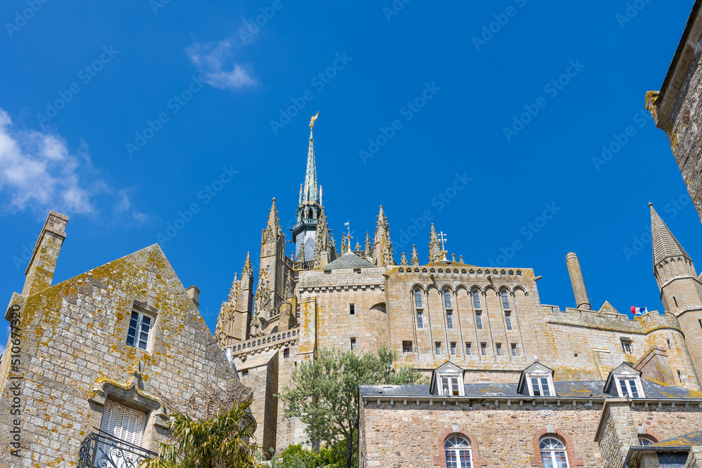 Vue depuis les contrebas sur l'Abbaye du Mon Saint-Michel et son clocher surmonté de l'Archange Saint-Michel