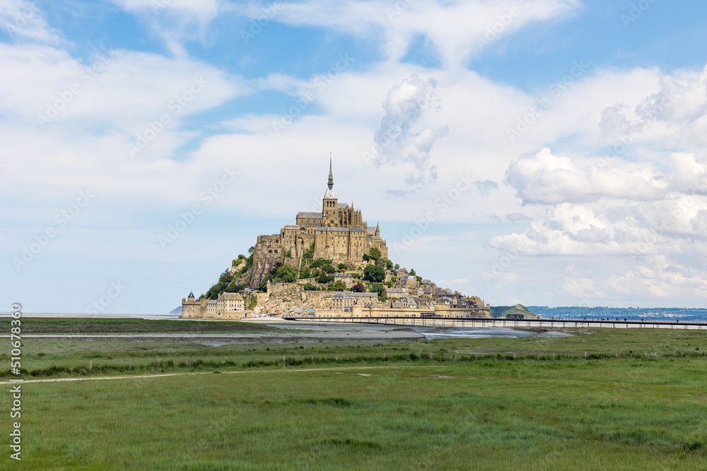 custom made wallpaper toronto digitalVue sur le Mont Saint-Michel au dessus d'un pâturage