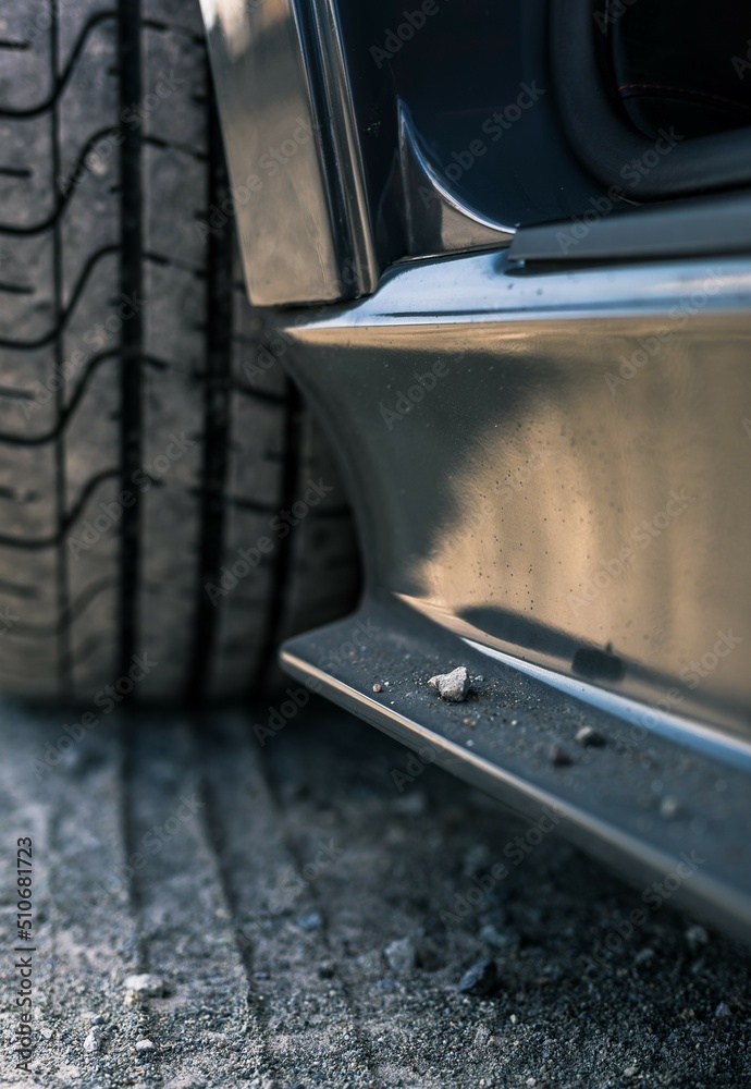 Obraz premium Car side skirt with rocks resting on the skirt
