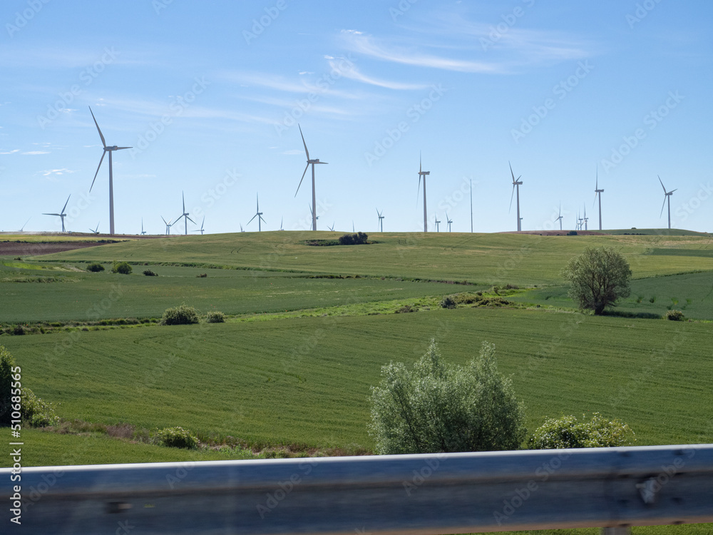 Aerogeneradores en el campo verde con un cielo azul funcionando al ...