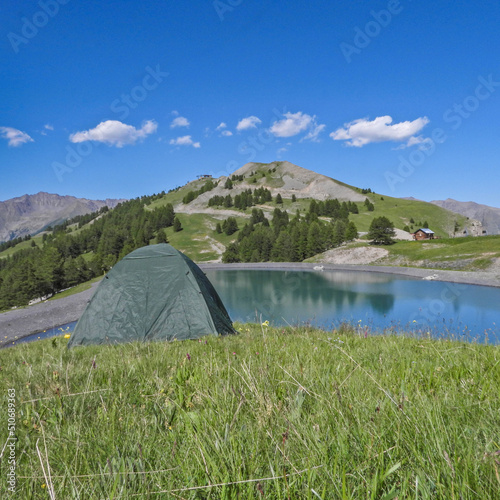 Paysage de montagne au bord d un lac dans les Alpes du Sud    Auron