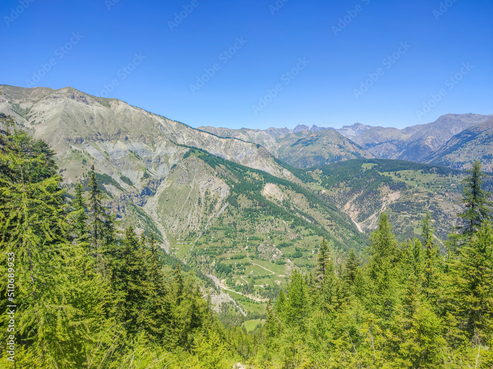 Paysage de montagne dans les Alpes du Sud à Auron
