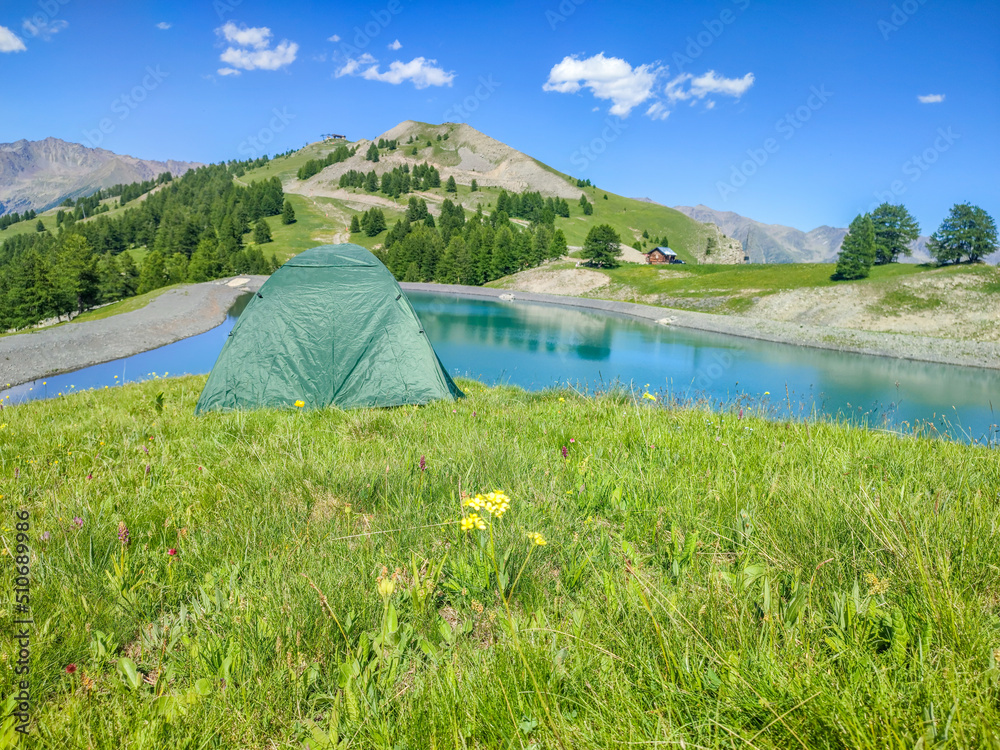 Paysage de montagne au bord d'un lac dans les Alpes du Sud à Auron