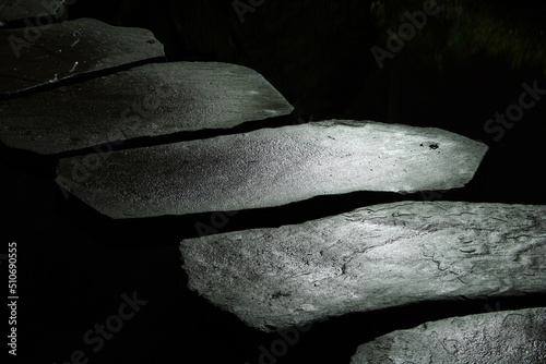 Mondlicht auf dem Steinweg über den See