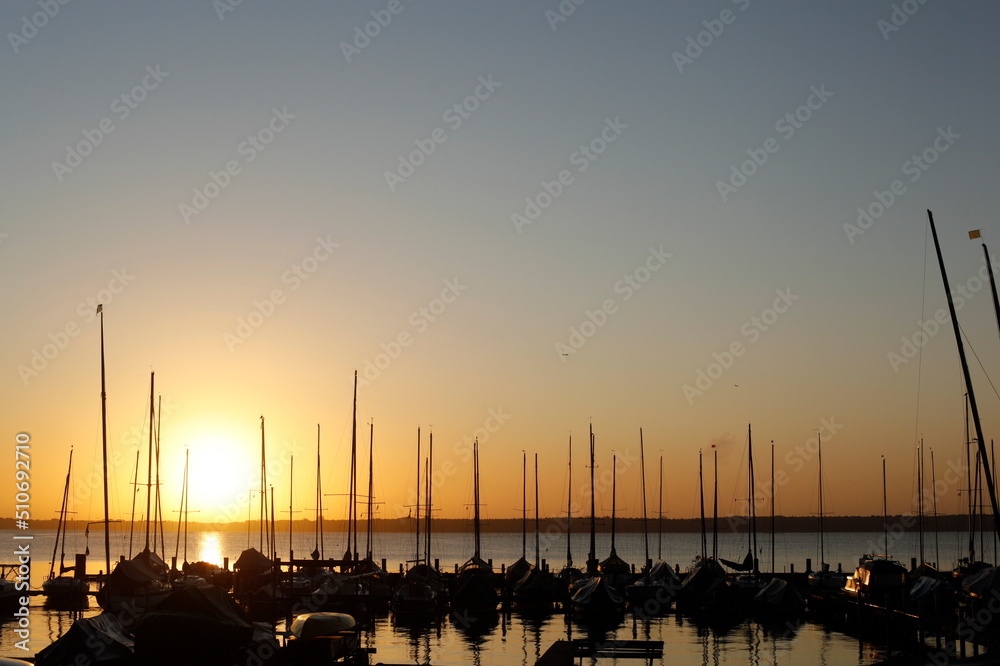 Festgemache Segelboote am Müggelsee in Berlin bei Sonnenaufgang