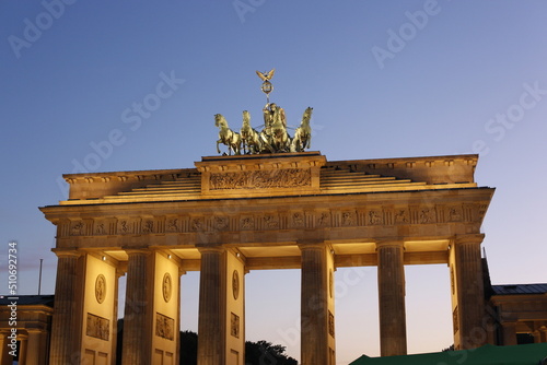 Obraz na płótnie Brandenburger Tor mit Quadriga Abendstimmung in Berlin w salonie