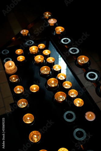 Opferkerze, Opferlicht, Votivkerze, Votivlicht, Kerzen als sichtbares Zeichen des Gebets photo