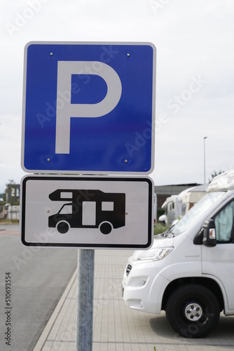 Obraz na płótnie Wohnmobile Stellplatz w salonie