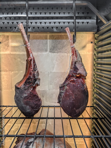 Obraz na płótnie Dry Aged Tomahawk Steak w salonie