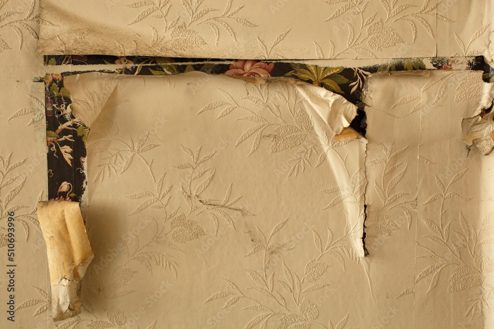 Alte Tapeten und Schatten an der Wand