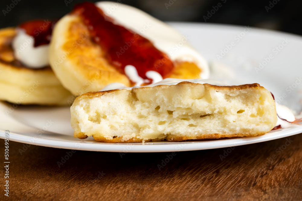 cottage cheese cheese cakes are eaten with sour cream or jam