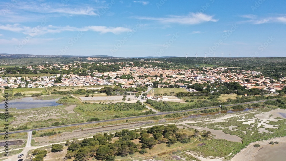 survol des corbières dans le sud de la France et vue sur la méditerranée