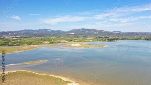 survol des corbières dans le sud de la France et vue sur la méditerranée © Lotharingia