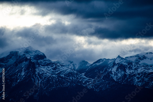 cima de montana nevada con nubes de tormenta y nieve  photo