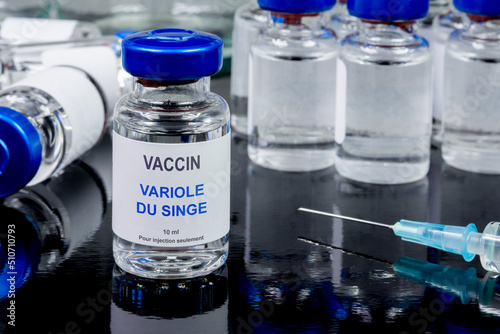 Vaccin variole du singe. Flacons de vaccins et seringue photo