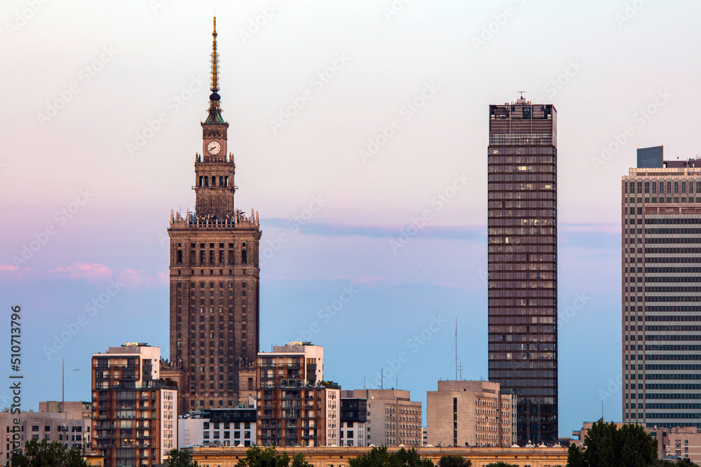 Warszawa, panorama centrum Warszawy o zachodzie słońca, centrum biznesowe 2022. Zachodzące słońce odbite w budynkach. - obrazy, fototapety, plakaty 