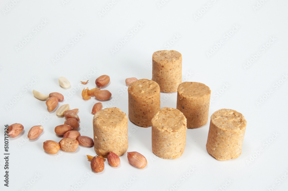 paçoquinha and peanuts on top of a white background