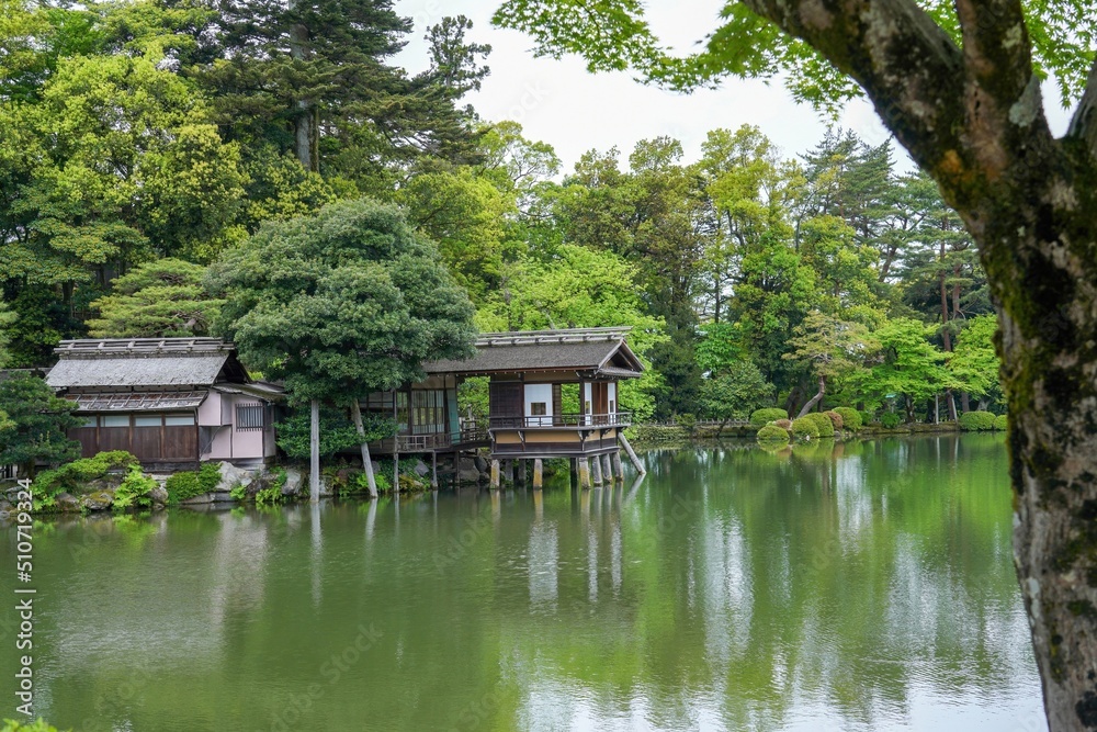 静寂に包まれた日本庭園の古い茶室の情景＠兼六園、石川