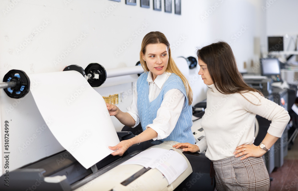 Obraz premium Team of professionals works on printing equipment