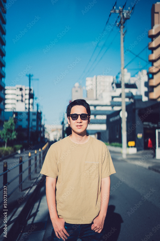 街とサングラスの男性 街とサングラスの男性