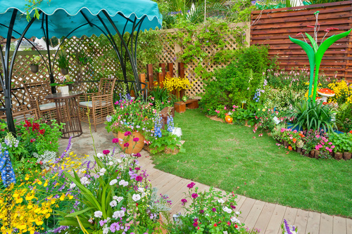 Obraz na płótnie Lush landscaped backyard flower garden with flowerbed and colorful plants w salonie