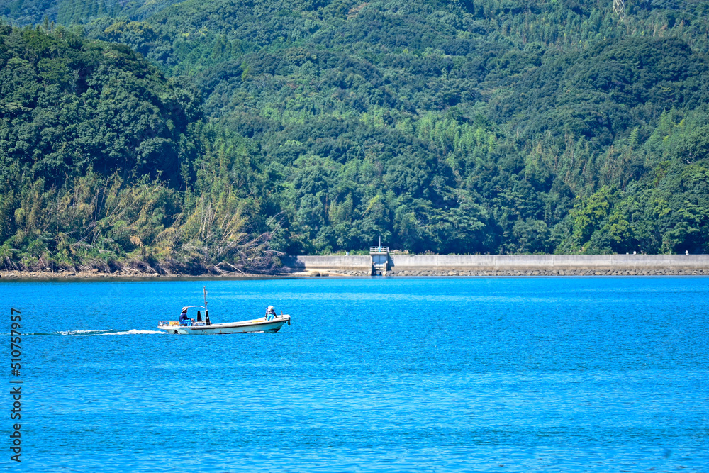 海を渡る船