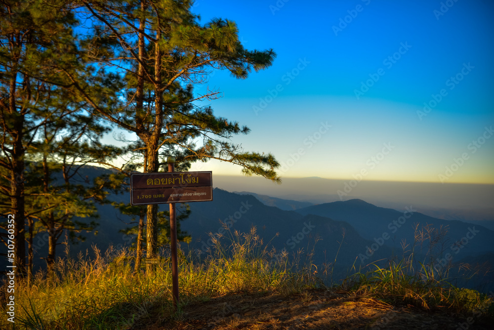 Obraz premium Beautiful in the mountains. on viewpoint at Doi Pha Ngom, Khun Chae National Park. at Wiang Pa Pao district of Chiang Rai Province Thailand.