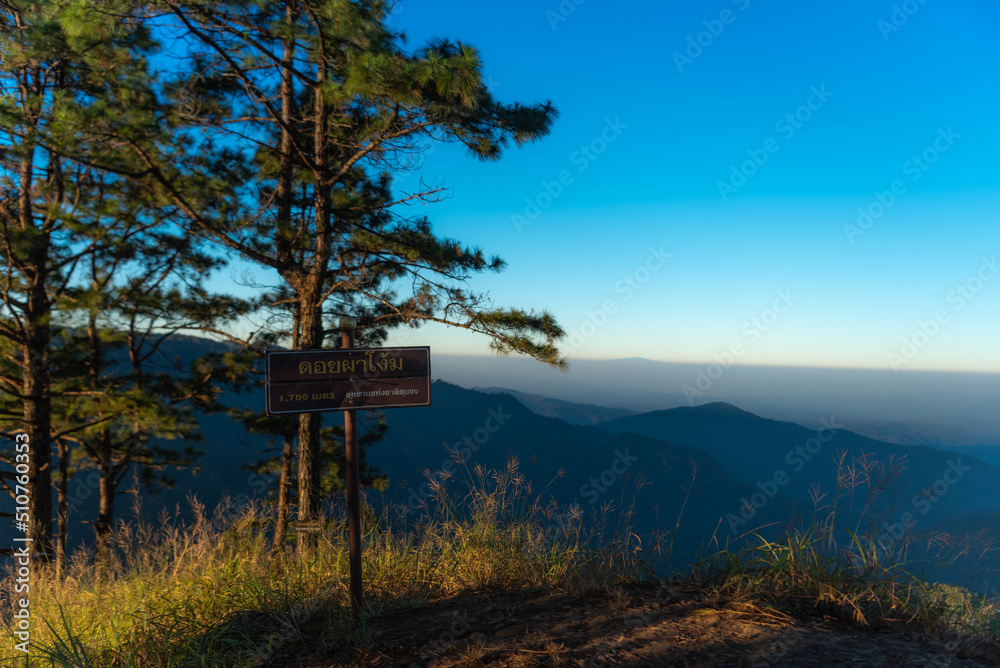 Obraz premium Beautiful in the mountains. on viewpoint at Doi Pha Ngom, Khun Chae National Park. at Wiang Pa Pao district of Chiang Rai Province Thailand.