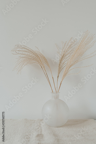 Foto Elegant gentle dried grass bouquet in glass vase
