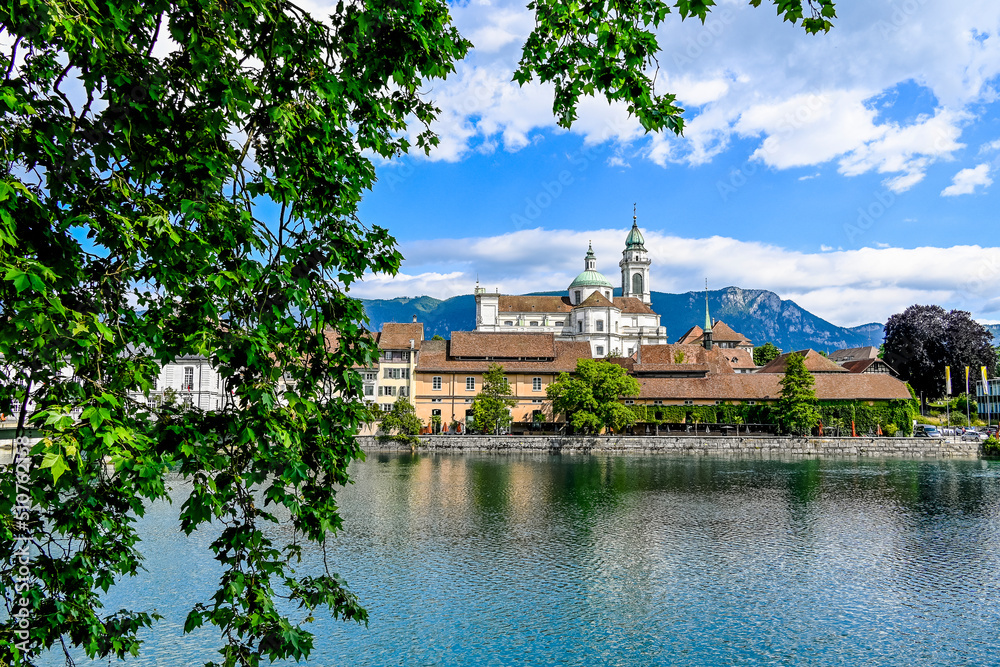 Naklejka premium Solothurn, St. Ursen-Kathedrale, Aare, Altstadt, Kathedrale, Barock, Stadt, Fluss, Landhausquai, Kreuzackerbrücke, Uferweg, Sommer, Schweiz