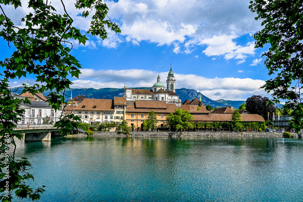 Solothurn, St. Ursen-Kathedrale, Aare, Kreuzackerbrücke, Altstadt, Kathedrale, Barock, Stadt, Fluss, Landhausquai, Uferweg, Sommer, Schweiz Solothurn, St. Ursen-Kathedrale, Aare, Kreuzackerbrücke, Altstadt, Kathedrale, Barock, Stadt, Fluss, Landhausquai, Uferweg, Sommer, Schweiz