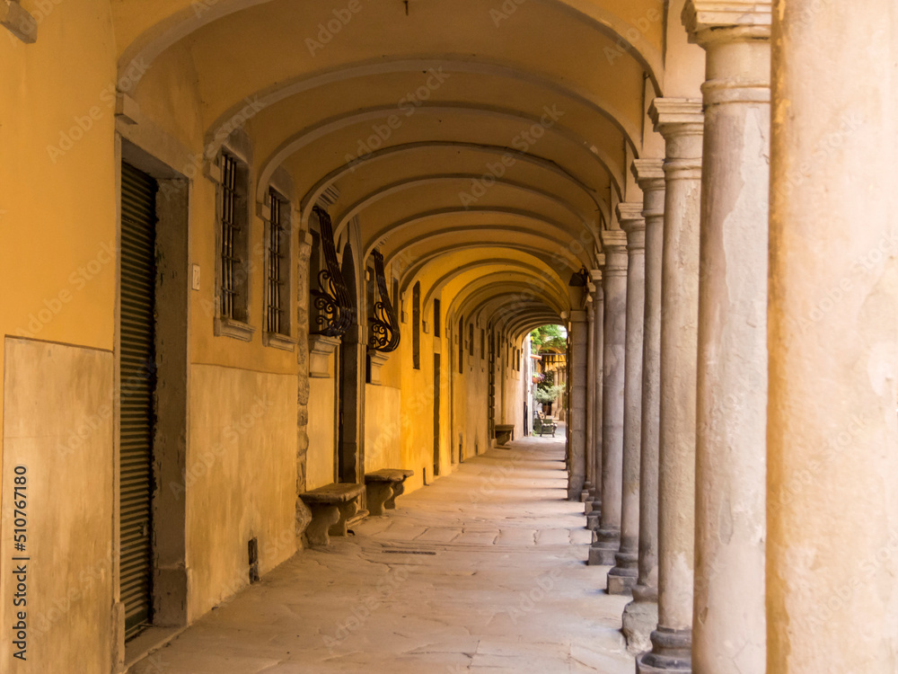 Italia, Toscana, provincia di Arezzo, il paese di Poppi, strade del centro storico. Italia, Toscana, provincia di Arezzo, il paese di Poppi, strade del centro storico.