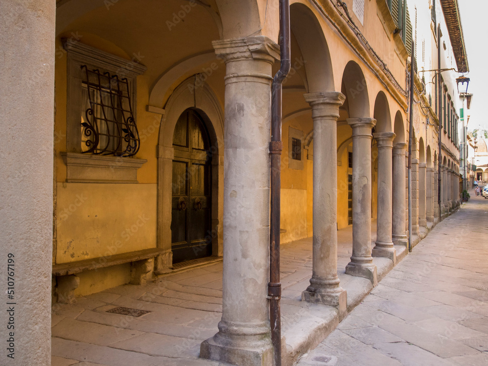 Fototapeta premium Italia, Toscana, provincia di Arezzo, il paese di Poppi, strade del centro storico.