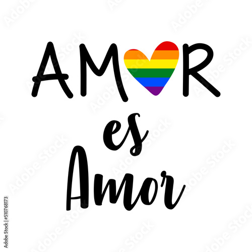 Banner con texto manuscrito Amor es Amor en español. Corazón con bandera lgbt. Color arco iris. Vector para evento del mes del orgullo. Logo orgullo gay