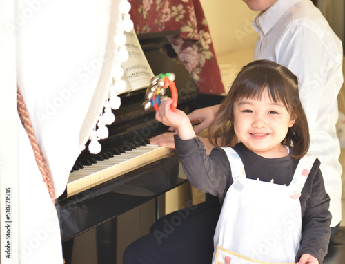 鈴を持って楽器遊びをする女の子