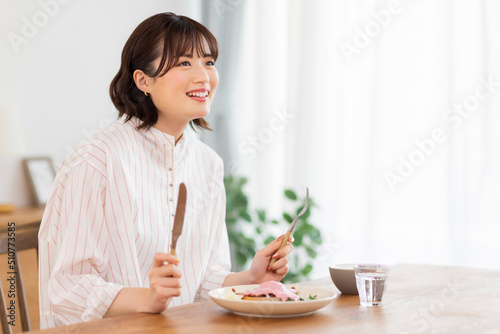 食事をする若い女性 © japolia