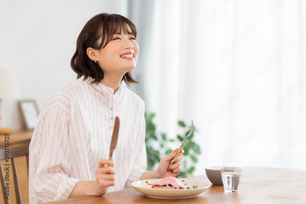 食事をする若い女性 食事をする若い女性