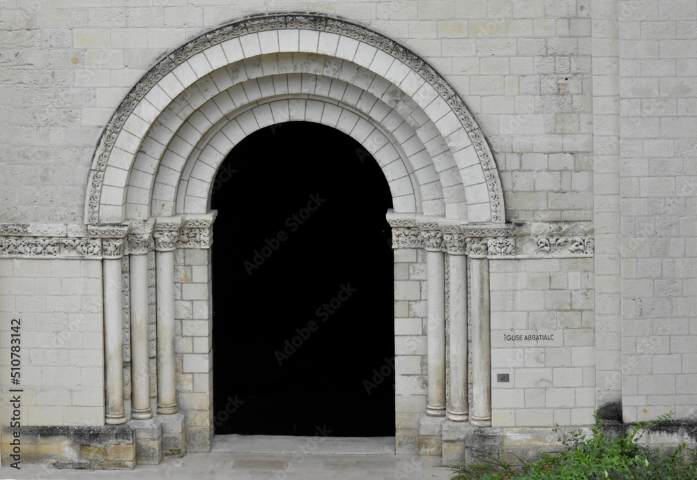 Fototapeta premium Porte d'entrée Abatiale de Fontevraud, France Pays de la Loire.