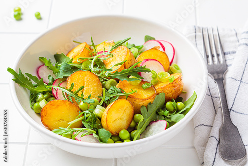 Cuadro en lienzo Summer potato and pea salad with arugula and radish in white bowl