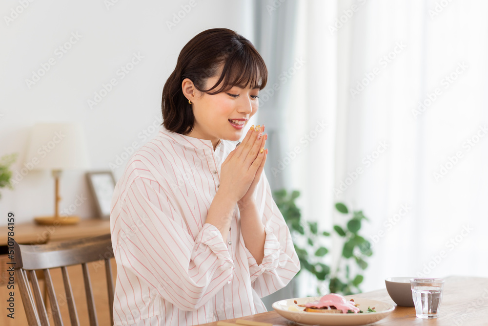 食事をする若い女性