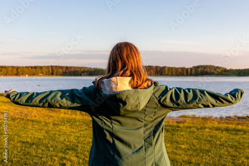 dziewczyna obejmująca jezioro